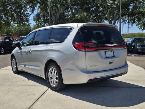Used 2024 Chrysler Pacifica Touring-L FWD image 6