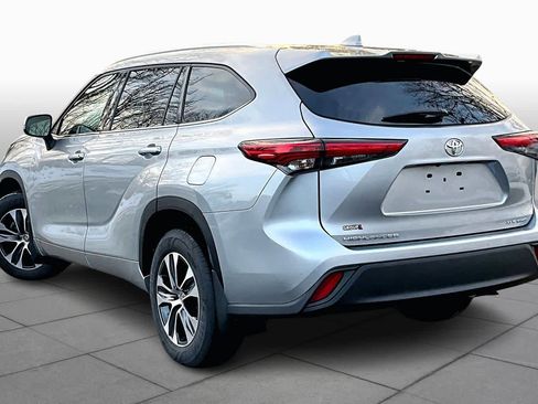 Used 2021 Toyota Highlander XLE image 12