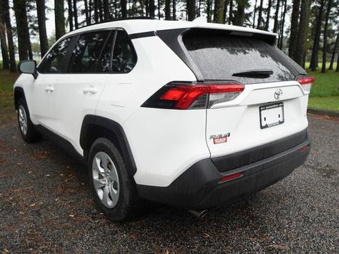Used 2019 Toyota RAV4 LE image 5