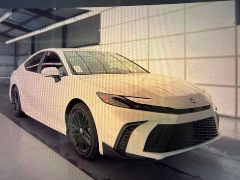 Used 2026 Toyota Camry SE FWD image 1