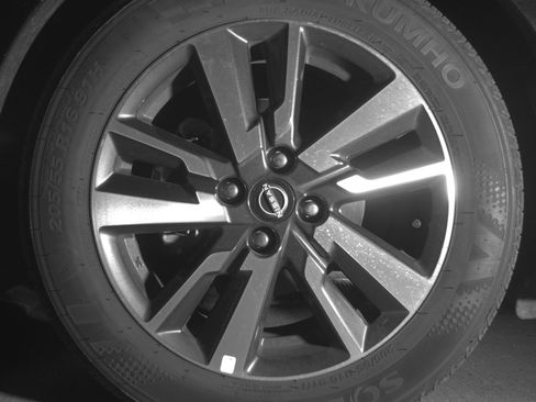 Used 2025 Nissan Versa SV image 12