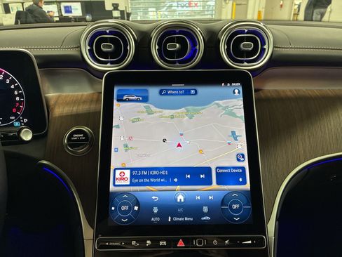 Used 2025 Mercedes-Benz GLC 350e 4MATIC image 23