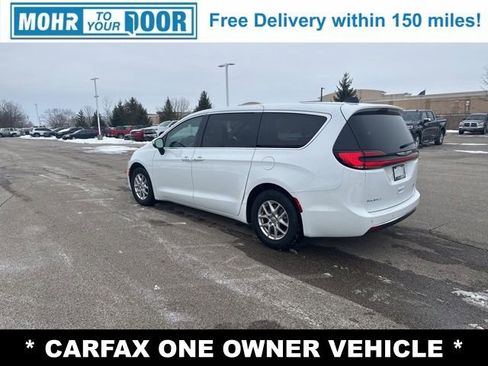 Used 2023 Chrysler Pacifica Touring-L image 3