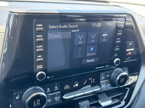 Used 2022 Toyota Highlander XLE image 28