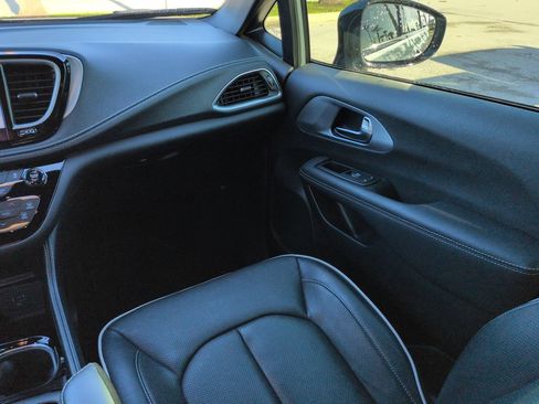 Used 2026 Chrysler Pacifica Limited w/ S Appearance Package FWD image 15