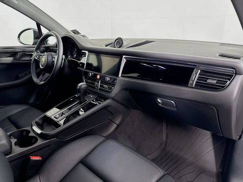 Certified 2025 Porsche Macan AWD/4WD image 31