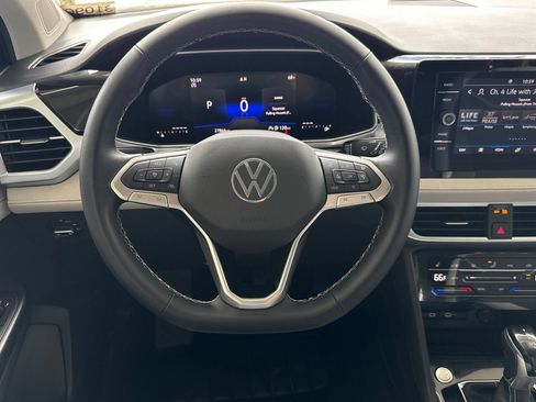Used 2025 Volkswagen Taos SE FWD image 14