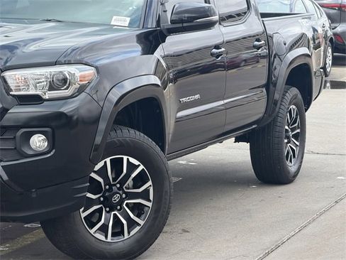 Used 2021 Toyota Tacoma TRD Sport w/ Technology Package image 3