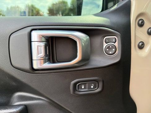 Used 2022 Jeep Gladiator Sport AWD/4WD image 11