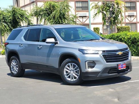 Used 2023 Chevrolet Traverse LT AWD/4WD image 2