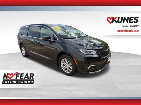 Used 2023 Chrysler Pacifica Touring-L FWD image 1