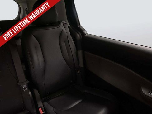 Used 2025 Kia Carnival FWD image 28