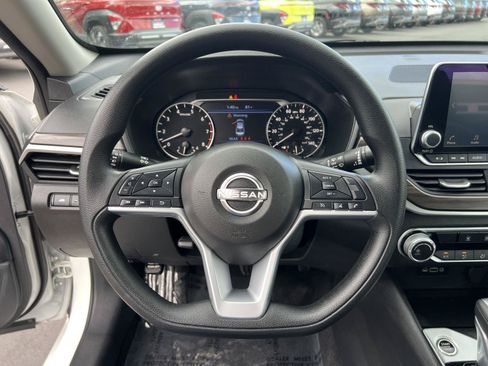 Used 2025 Nissan Altima 2.5 SV FWD image 34