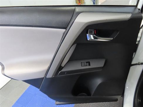 Used 2018 Toyota RAV4 XLE AWD/4WD image 31