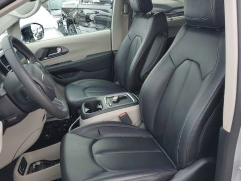 Certified 2024 Chrysler Pacifica Touring-L image 17