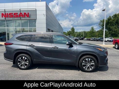 Used 2020 Toyota Highlander XLE AWD/4WD image 14