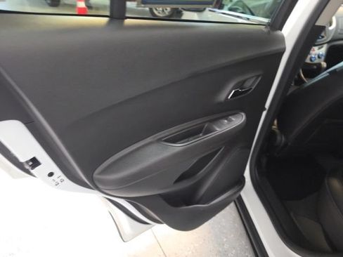 Used 2016 Chevrolet Trax LT w/ LT Convenience Package AWD/4WD image 10