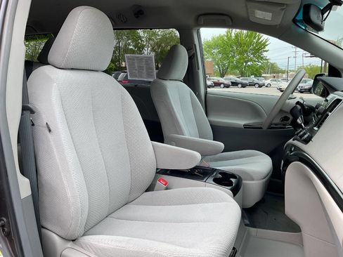 Used 2011 Toyota Sienna LE FWD image 40
