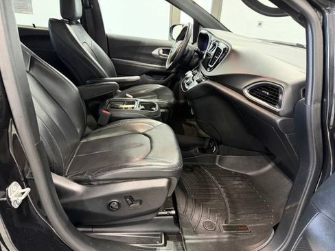 Used 2018 Chrysler Pacifica Touring-L w/ Premium Audio Group FWD image 24