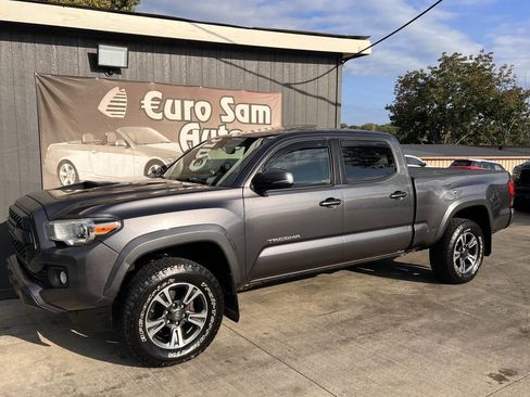 Used 2017 Toyota Tacoma TRD Off-Road image 2