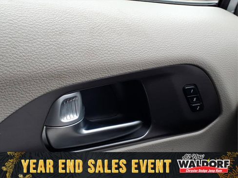 Used 2023 Chrysler Pacifica Touring-L image 20