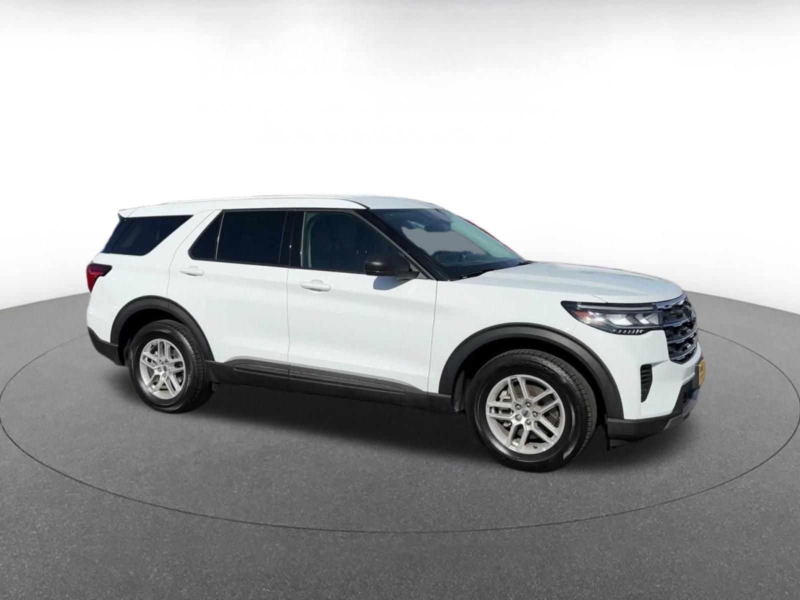 Used 2026 Ford Explorer Active AWD/4WD image 2