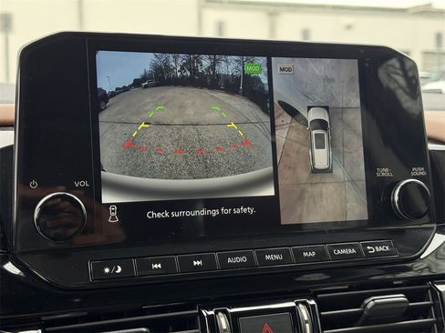 Used 2023 Nissan Pathfinder Platinum image 16