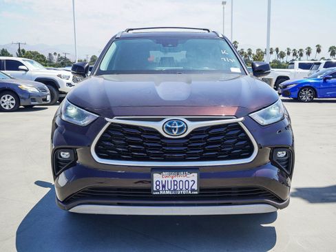 Certified 2021 Toyota Highlander XLE AWD/4WD image 2