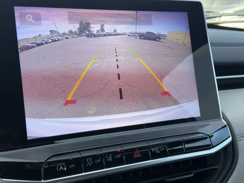 Used 2025 Jeep Compass Limited image 23