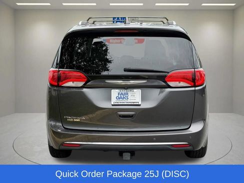 Used 2017 Chrysler Pacifica Touring-L Plus w/ Advanced Safetytec Group FWD image 9