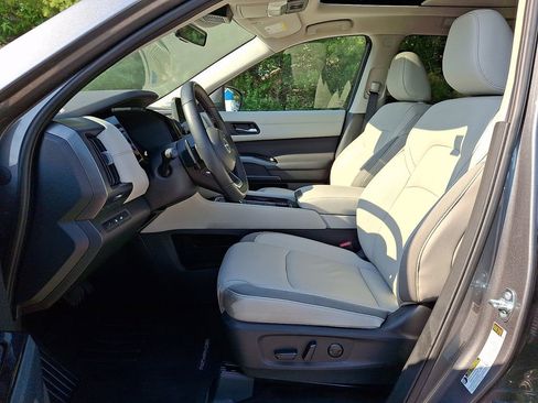 Used 2025 Nissan Pathfinder SL w/ SL Premium Package AWD/4WD image 13
