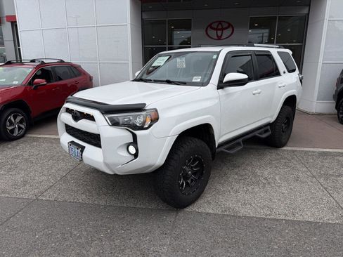 Used 2018 Toyota 4Runner SR5 AWD/4WD image 2
