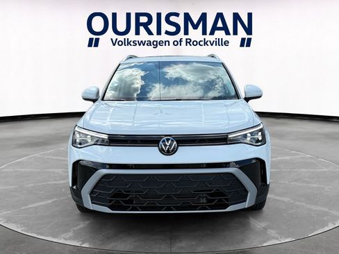 Used 2025 Volkswagen Taos SE w/ Panoramic Sunroof Package FWD image 8