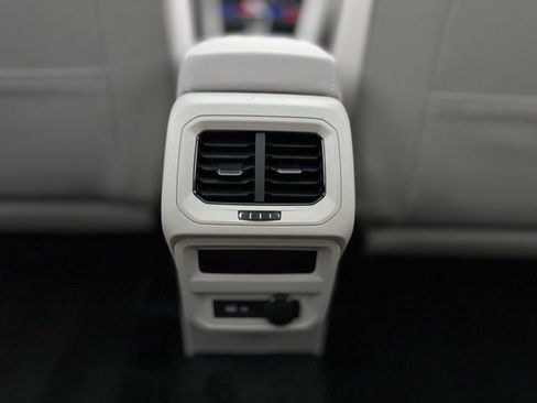 Used 2024 Volkswagen Tiguan SE R-Line image 23