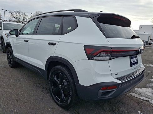 New 2026 Volkswagen Taos SE image 3