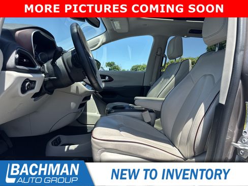Used 2017 Chrysler Pacifica Limited FWD image 11