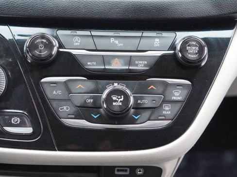 Used 2020 Chrysler Pacifica Touring-L image 25