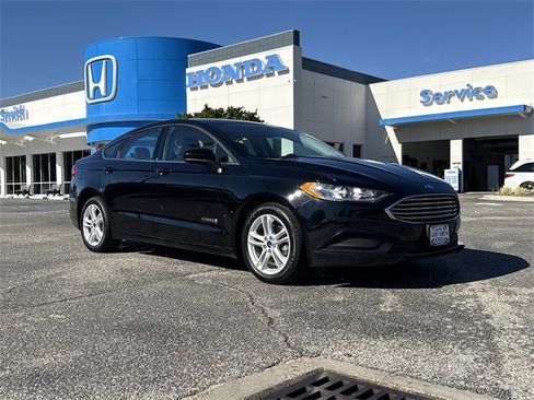 Used 2018 Ford Fusion S image 2