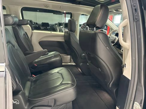 Used 2020 Chrysler Pacifica Limited FWD image 38