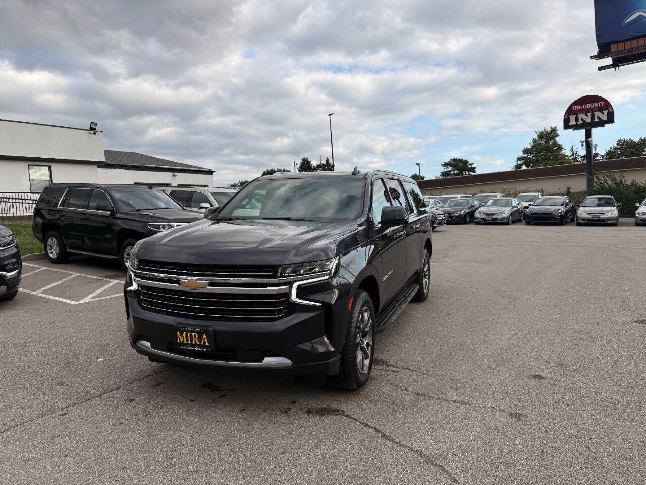 Used 2023 Chevrolet Suburban LT w/ Luxury Package AWD/4WD image 2