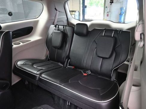 Used 2023 Chrysler Pacifica Limited FWD image 16
