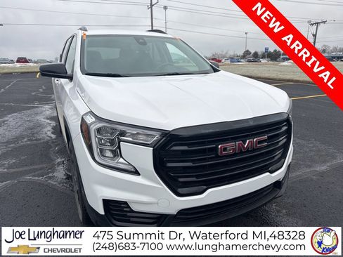 Used 2023 GMC Terrain SLE w/ Driver Convenience Package image 1