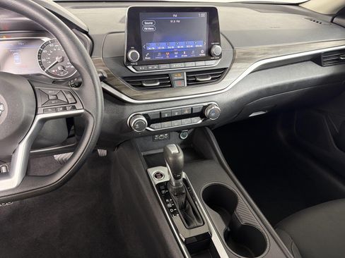 Used 2025 Nissan Altima 2.5 SV FWD image 25