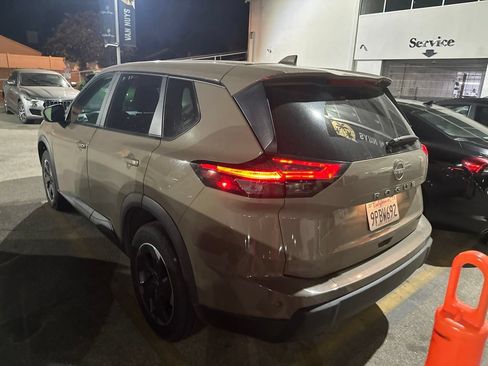 Used 2025 Nissan Rogue SV FWD image 3