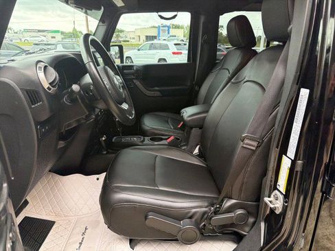 Used 2018 Jeep Wrangler Unlimited Rubicon w/ Connectivity Group AWD/4WD image 17