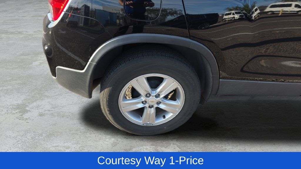 Used 2020 Chevrolet Trax LS w/ Tint and Cruise Package FWD image 12