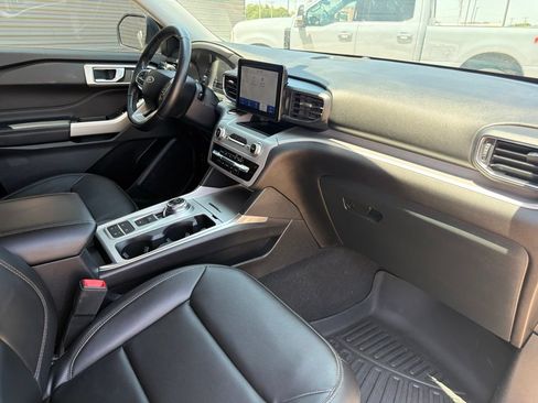 Used 2024 Ford Explorer XLT w/ Equipment Group 202A RWD image 9
