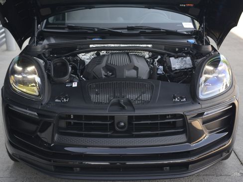 Certified 2026 Porsche Macan AWD/4WD image 36