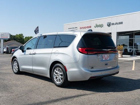 Used 2023 Chrysler Pacifica Touring-L FWD image 3