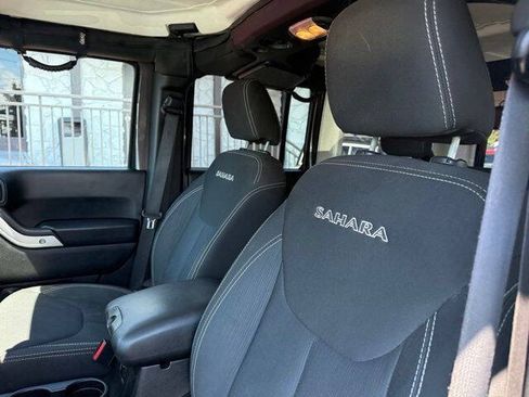 Used 2018 Jeep Wrangler Unlimited Sahara w/ Connectivity Group AWD/4WD image 12